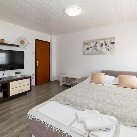 Apartment Ela Marija *